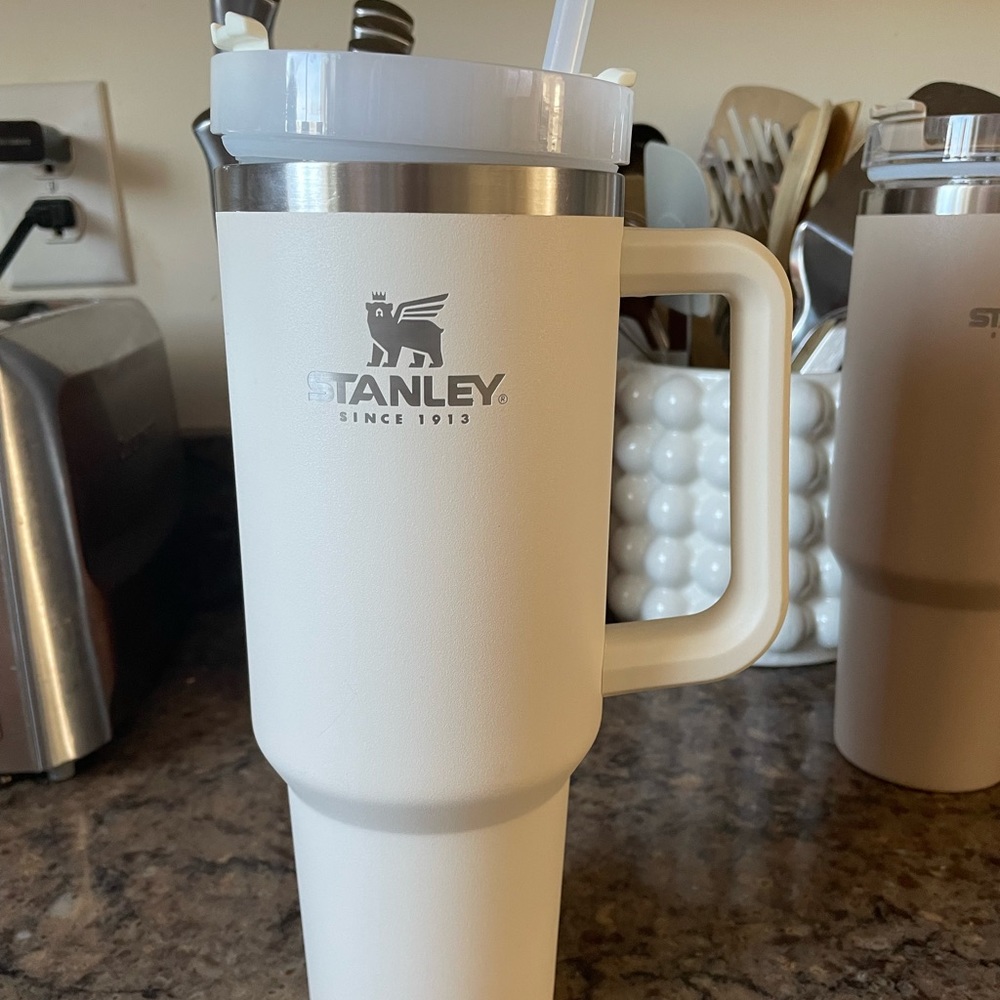 Cream color 40oz Stanley Cup in good condition